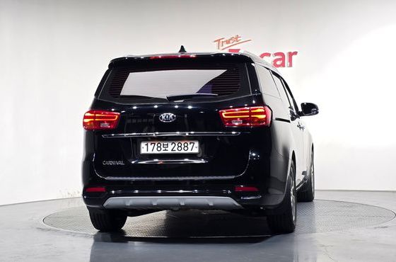 Kia Carnival 9-Seater Prstige — пробег 140 892 км — фото 4 из 5