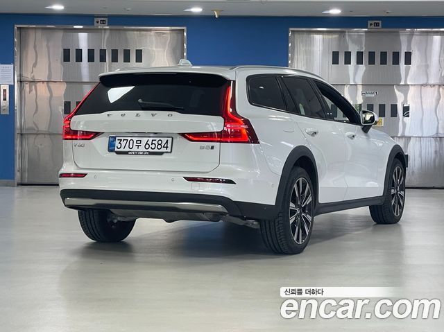Volvo V60 B5 Ultra AWD — пробег 1 369 км — фото 2 из 5