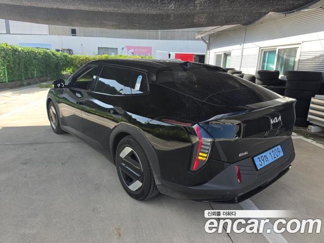 Kia EV4 Long Range 2WD Earth — пробег 4 436 км — фото 2 из 5