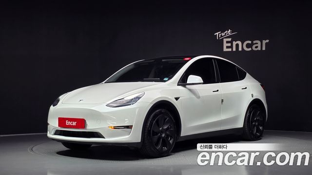 Tesla Model Y Standard Range RWD — пробег 71 606 км — фото 1 из 5