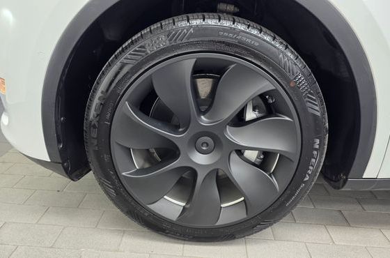 Tesla Model Y Standard Range RWD — пробег 71 606 км — фото 5 из 5
