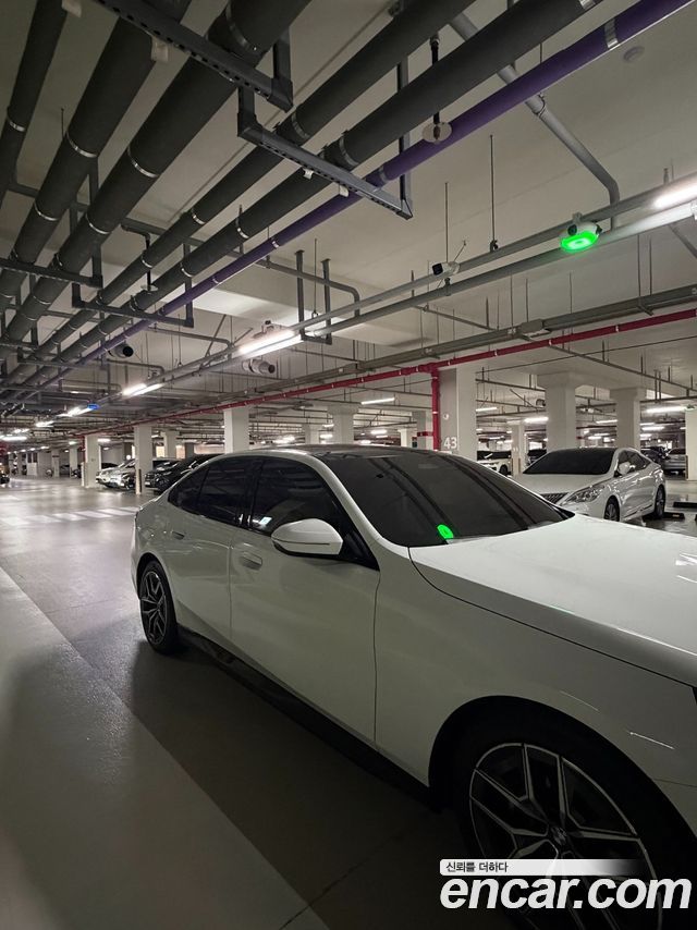 BMW i5 eDrive 40 M Sport — пробег 20 000 км — фото 3 из 5
