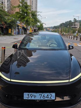 Tesla Model Y L Long Range AWD — пробег 9 км — фото 1 из 5