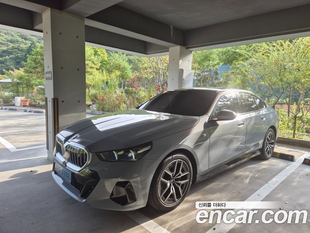 BMW i5 eDrive 40 M Sport — пробег 10 200 км — фото 1 из 5