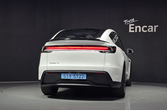 Tesla Model Y L Long Range AWD — пробег 290 км — фото 4 из 5