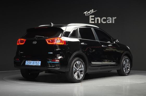 Kia Niro Prestige — пробег 68 282 км — фото 2 из 5