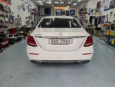 Mercedes-Benz E-Class E220d Avantgarde — пробег 124 300 км — фото 4 из 5
