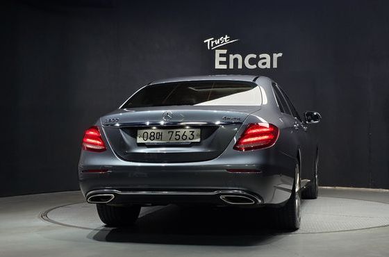 Mercedes-Benz E-Class E300 4MATIC Avnatgarde — пробег 76 997 км — фото 4 из 5