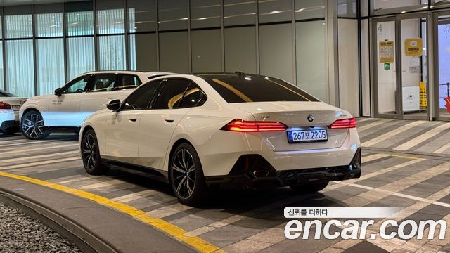 BMW 5-Series 530i xDrive M Sport — пробег 285 км — фото 4 из 5